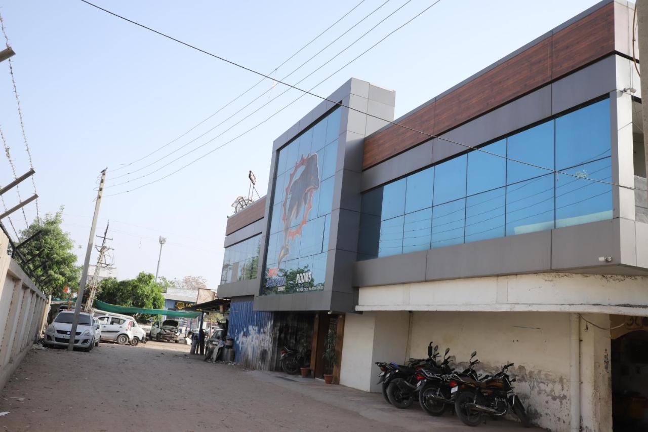 Hotel Dolphin Residency Patan  Экстерьер фото