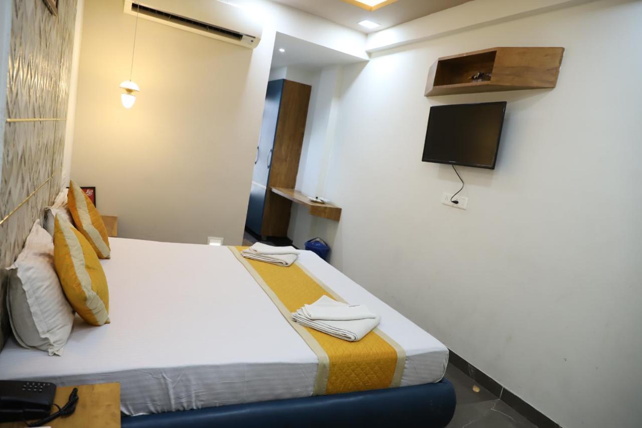 Hotel Dolphin Residency Patan  Экстерьер фото